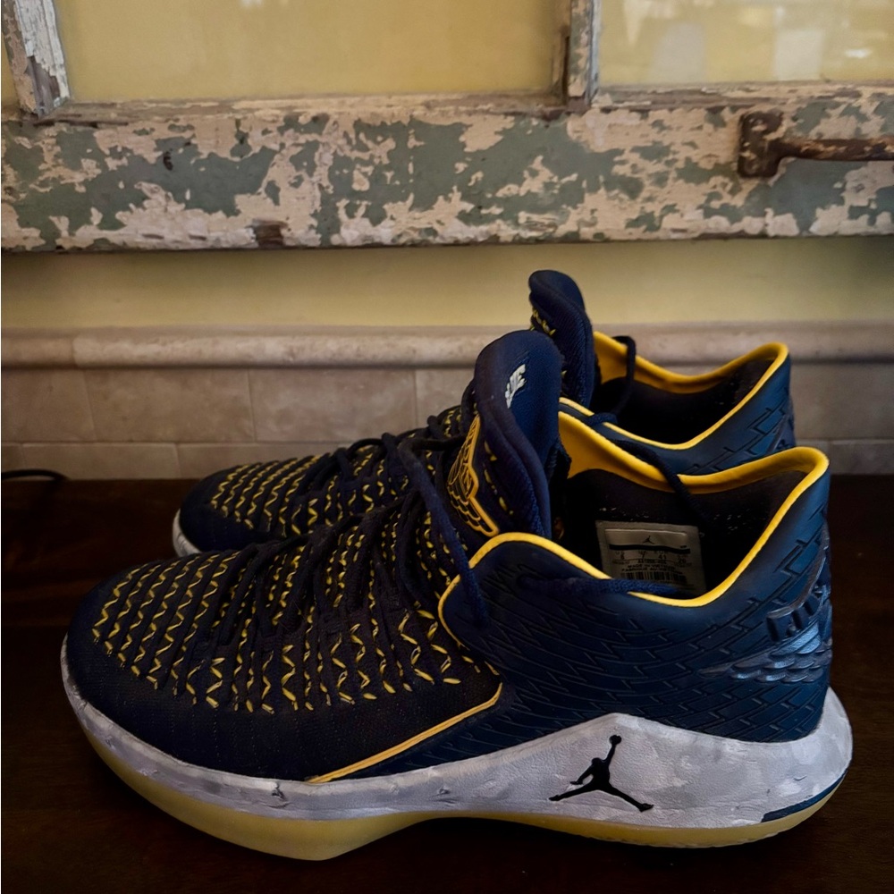 Like NEW! JORDAN 32 LOW 'MICHIGANWOLVERINES' - Picture 5 of 6